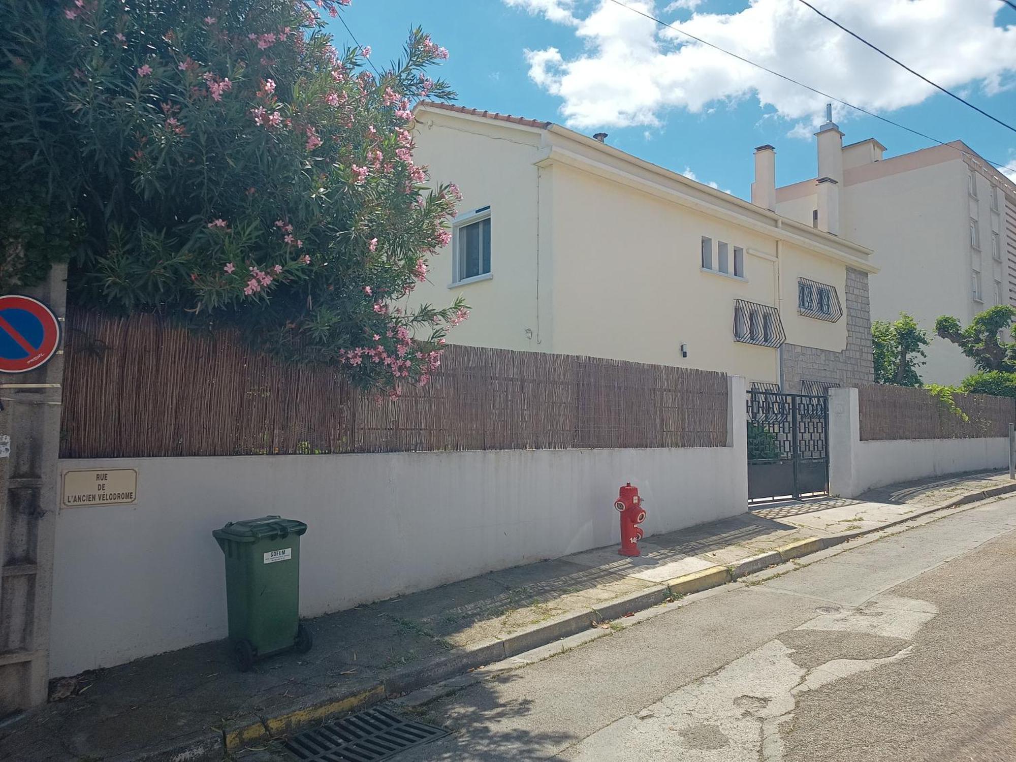 Grand Appartement, 2 Chambres Et Jardin Nimes Exterior photo