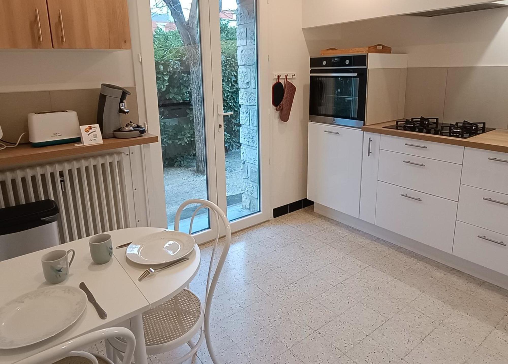Grand Appartement, 2 Chambres Et Jardin Nimes Exterior photo